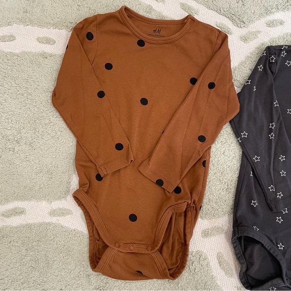 Bundle of Two H&M Organic Star and Polka Dot Print Long Sleeve Bodysuits - 2T - Picture 3 of 3